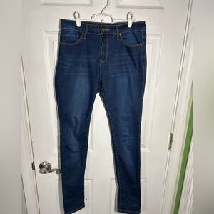IRIS Skinny Jeans Juniors Size 7. Style IP8182. Medium/Dark wash